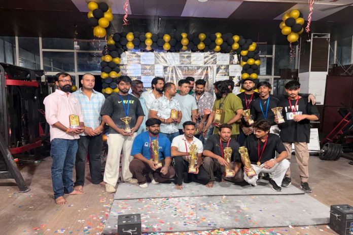 बड़वाह में आयोजित पहली वेट लिफ्टिंग प्रतियोगिता के प्रतिभागी और विजेता