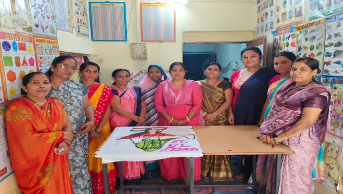 ​बड़वाह के आंगनवाड़ी केंद्र में बनाई गई आकर्षक तिरंगा रंगोली और महिलाएं